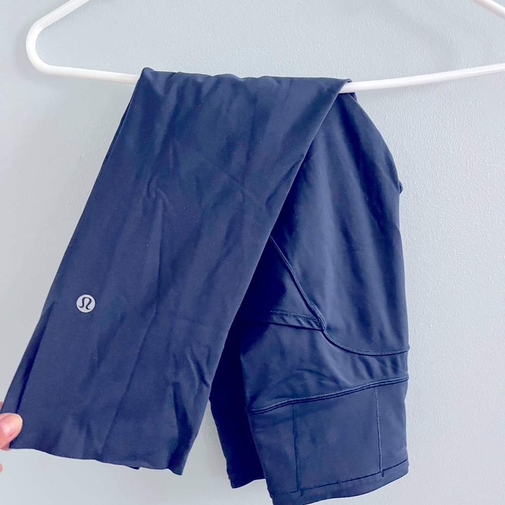 Lululemon Sz. 6 capris Navy